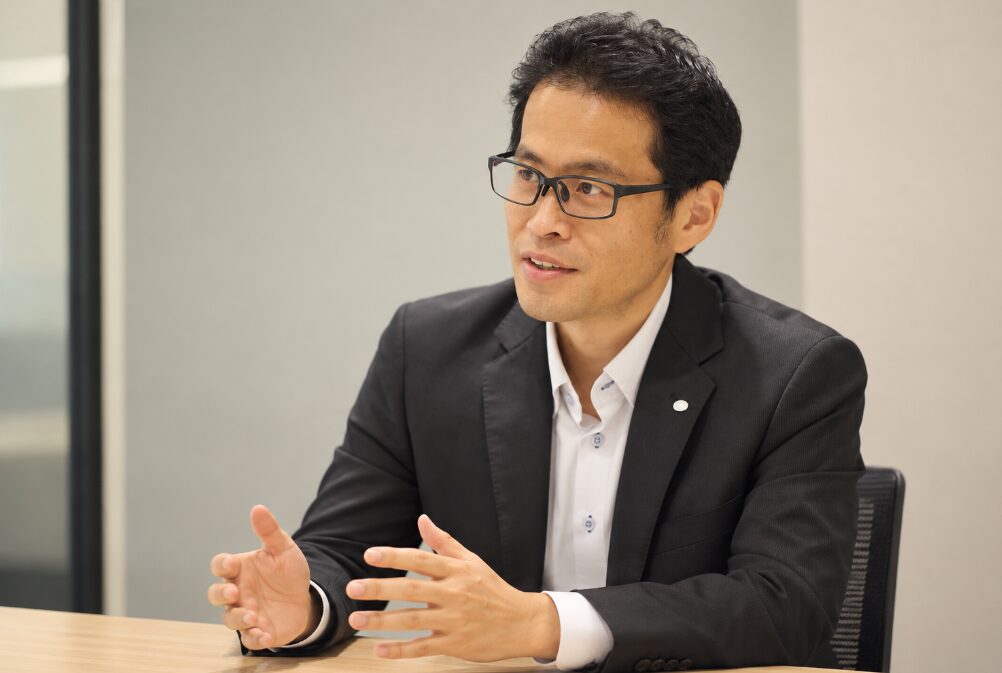 インタビューを受ける山田氏
